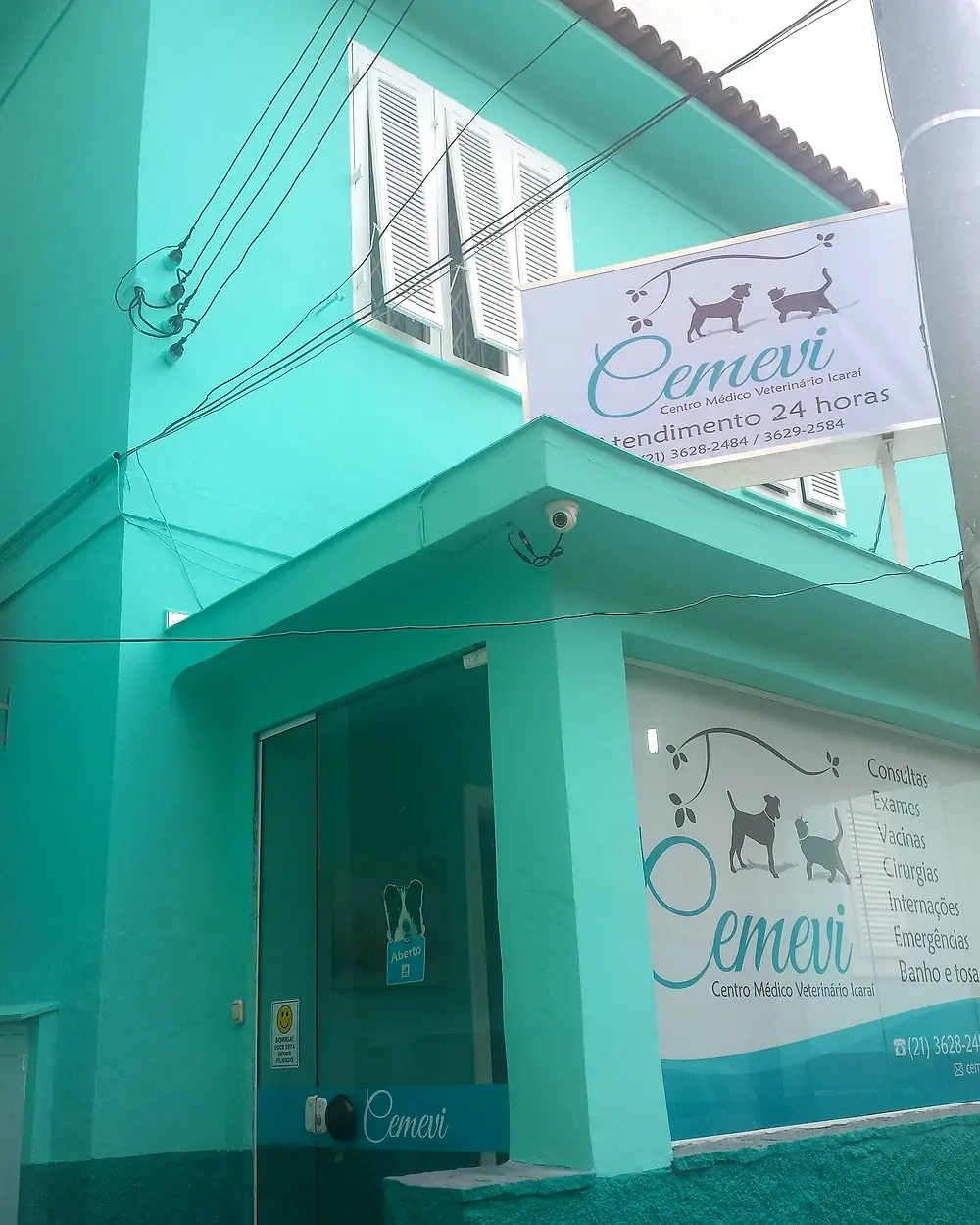 Fachada verde-água do Cemevi, com a placa de atendimento 24 horas, na Rua Dr. Tavares de Macedo, em Icaraí